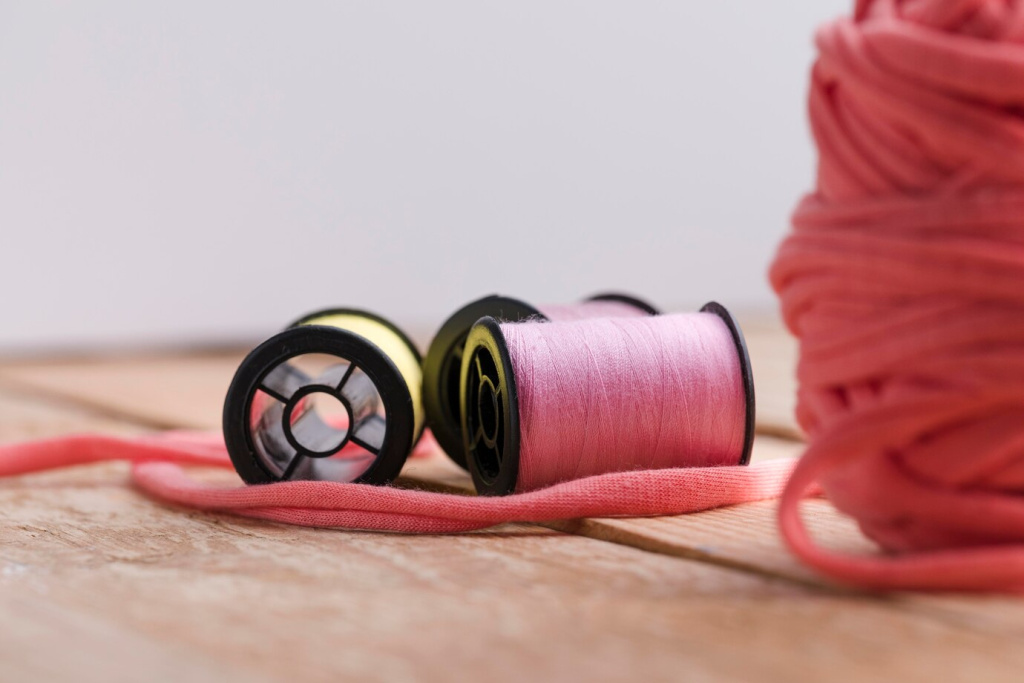 front-view-thread-reels_23-2148527930.jpg