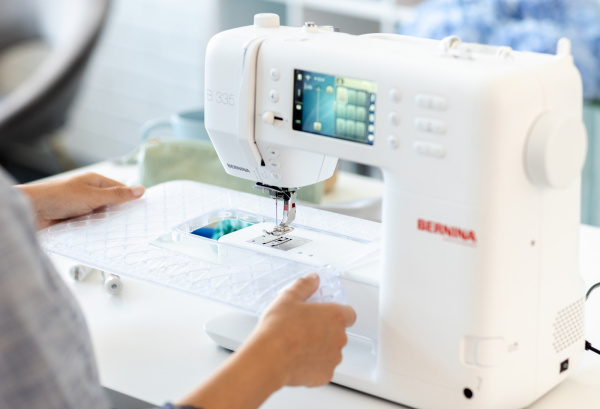 Швейная машина Bernina B 335 NEW + приставной столик в интернет-магазине Hobbyshop.by по разумной цене
