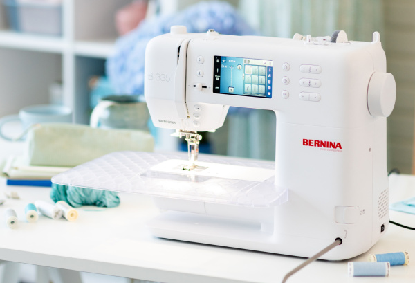 Швейная машина Bernina B 335 NEW + приставной столик в интернет-магазине Hobbyshop.by по разумной цене