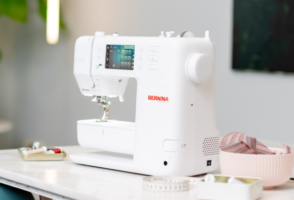 Швейная машина Bernina B 335 NEW + приставной столик в интернет-магазине Hobbyshop.by по разумной цене